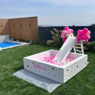 Piscina de Pelotas con escalera de olas y resbalín