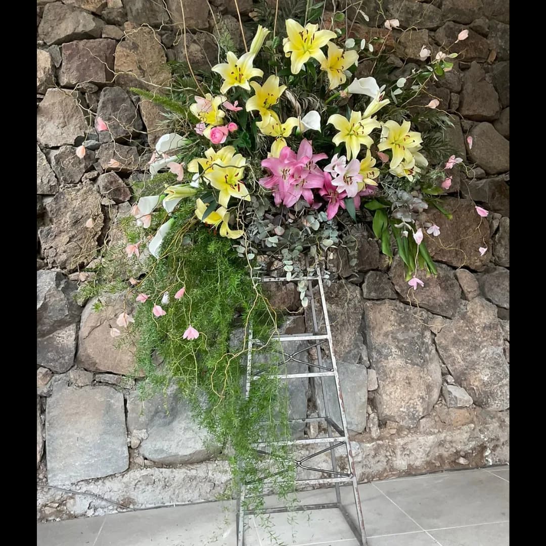 Arreglo floral en pedestal de metal 1.5 mts
