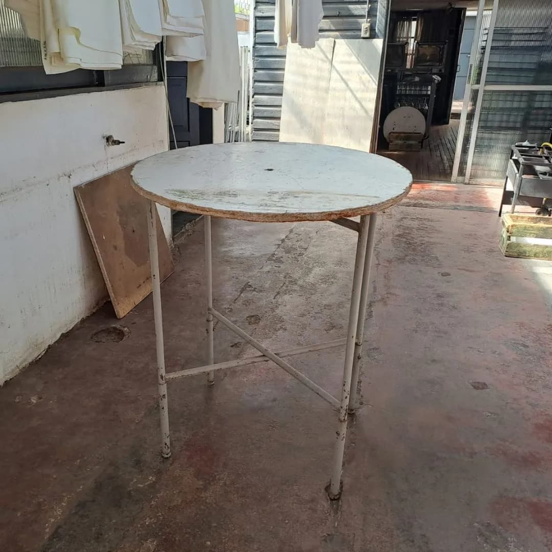 Mesa redonda de apoyo de madera — Foto 2