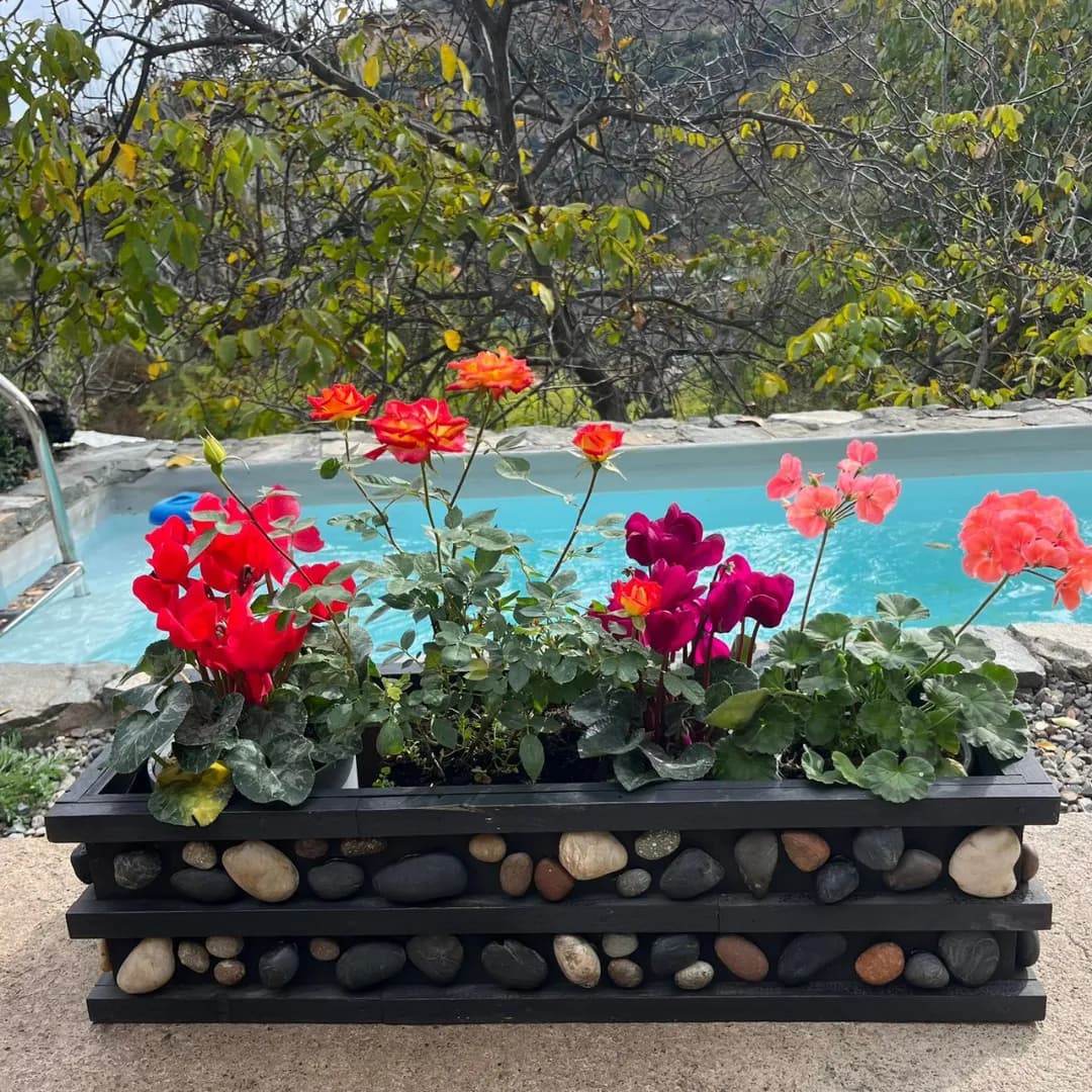 Arreglo floral macetero madera y piedras