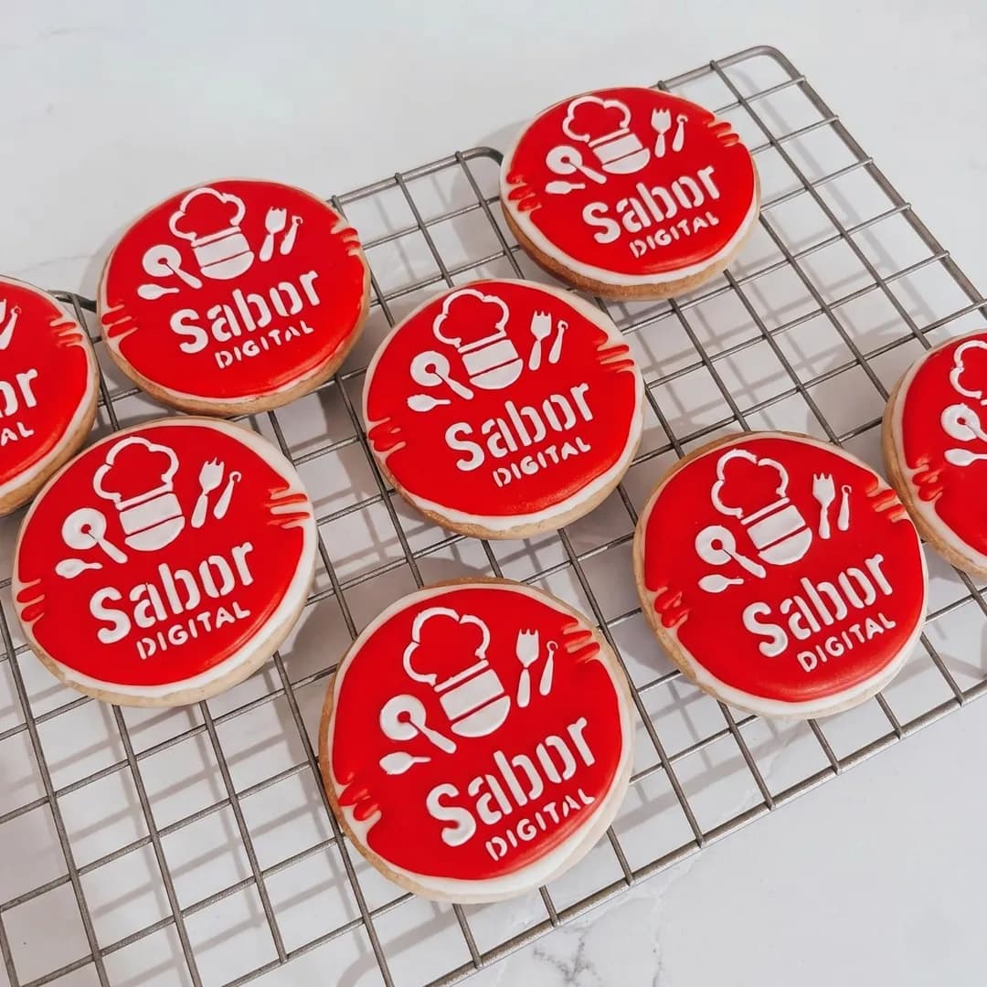 Galleta adicional glaseada con logo en stencil y detalles