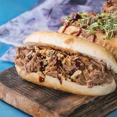 Tapaditos de Mechada y Cebolla Acaramelizada