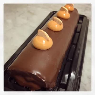 Rollo de mazapán, manjar y chocolate. 10 pers.