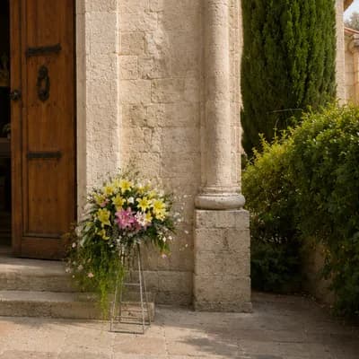 Arreglo floral en pedestal de metal 1.10 mts