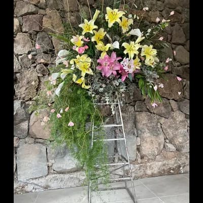 Arreglo floral en pedestal de metal 1.5 mts