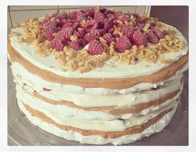 Torta crocante de almendra o nuez con frambuesas 20 pers.