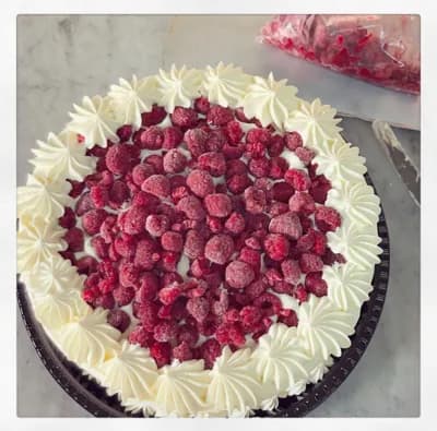 Torta de merengue con frambuesa o frutilla 20 pers.