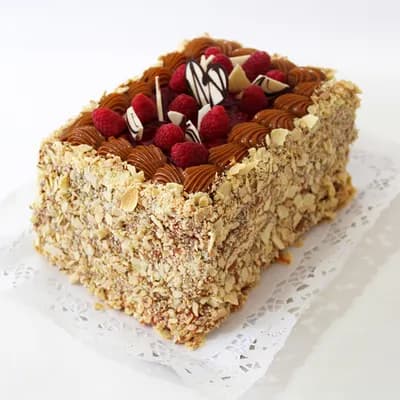 Torta Hojarasca Manjar, Crema Pastelera y Frambuesas 15p