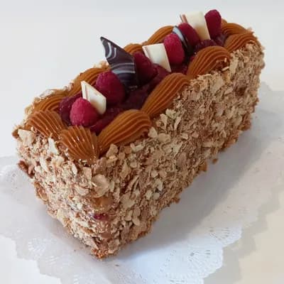 Torta Hojarasca Manjar, Crema Pastelera y Frambuesas 10p