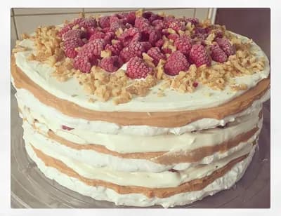 Torta crocante de almendra o nuez y frambuesa 30 pers.