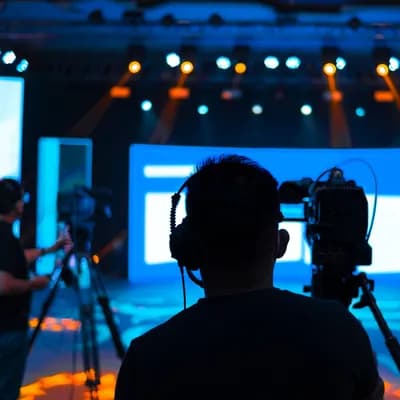 Amplificación de audio y broadcast